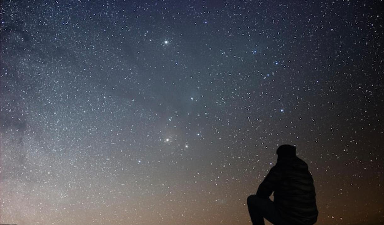 Grupo observando el cielo nocturno