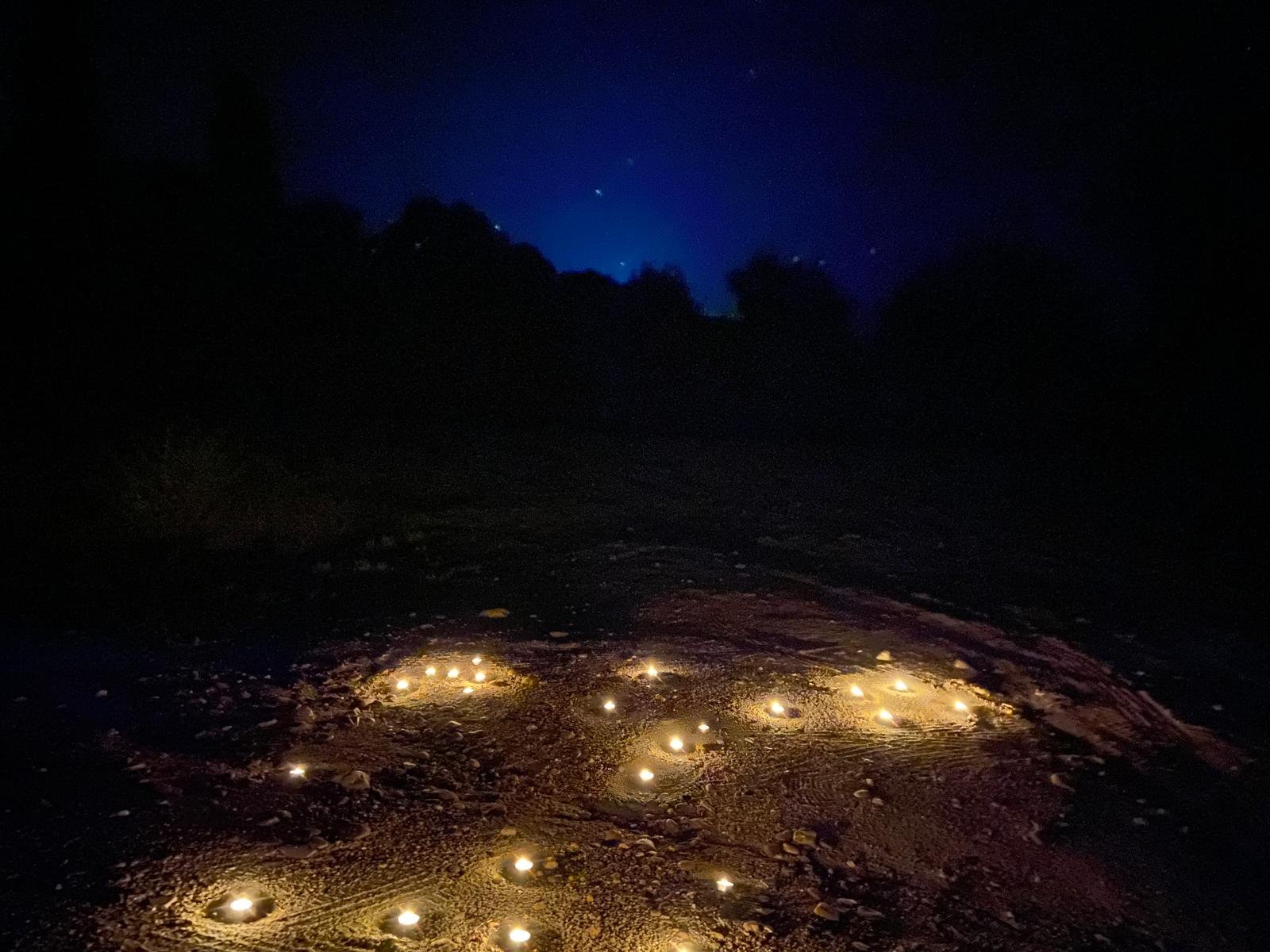 Telescopio apuntando a las estrellas